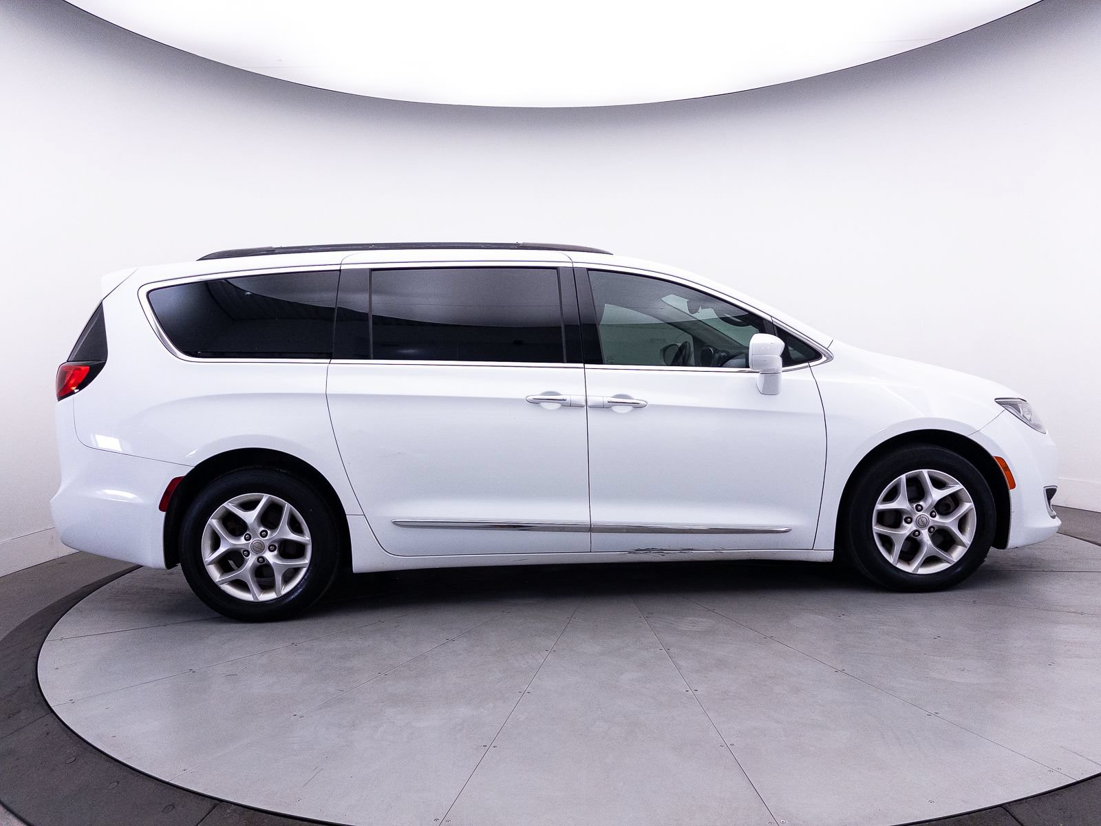 Used 2017 Chrysler Pacifica Touring-L w/ Tire & Wheel Group FWD image 40