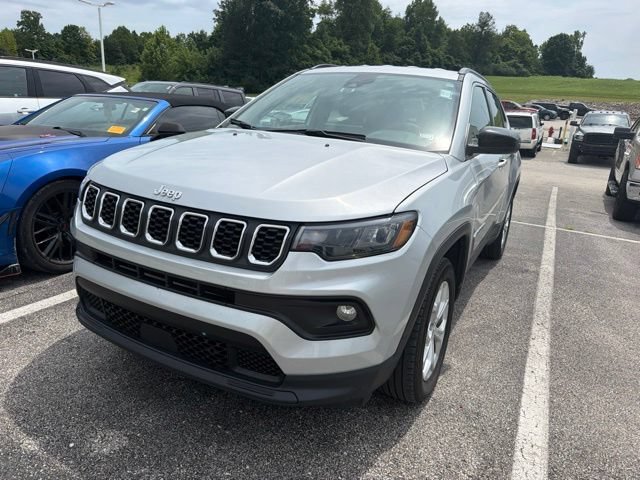 Used 2024 Jeep Compass Latitude AWD/4WD image 2