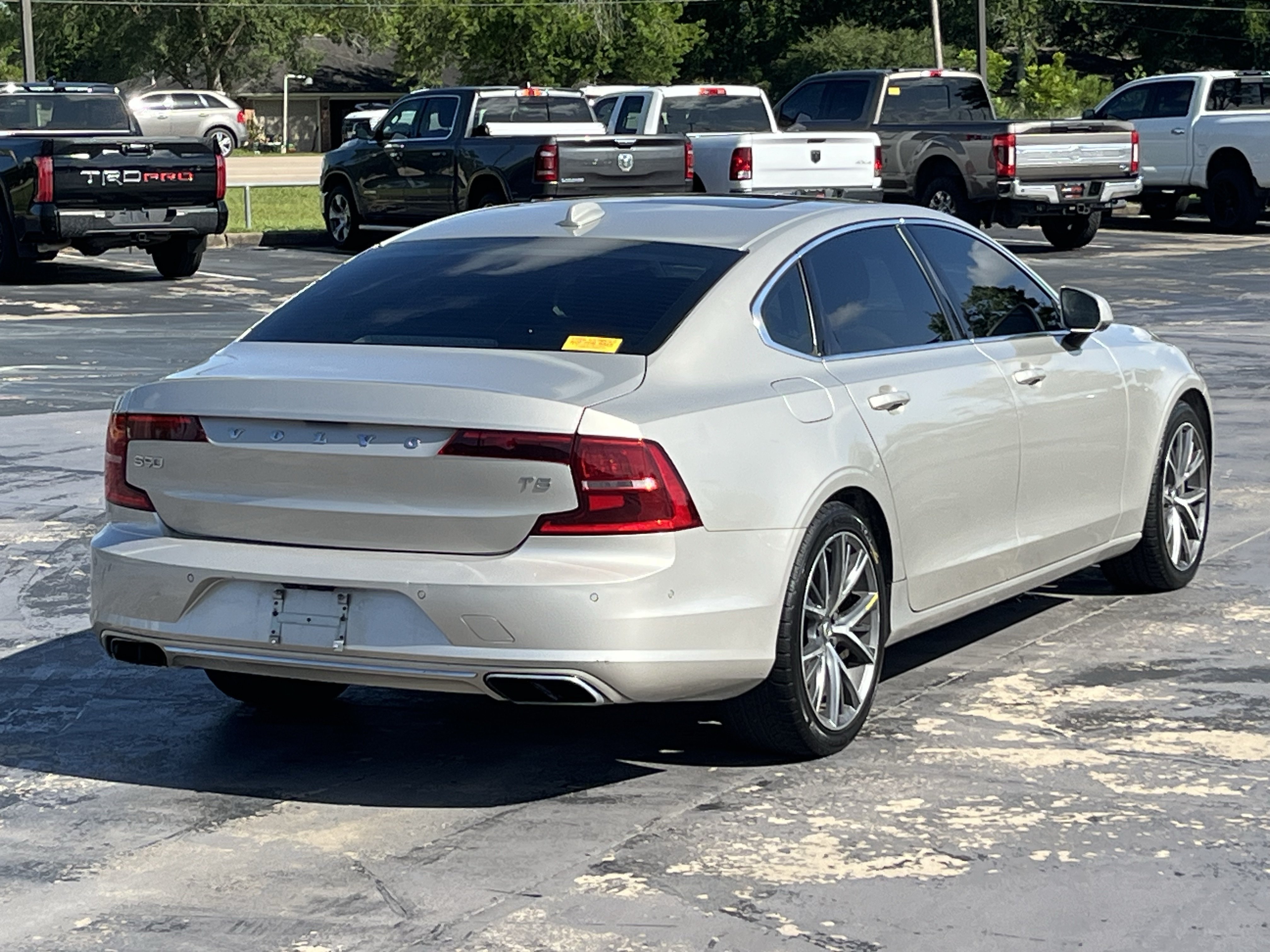 Used 2018 Volvo S90 T5 Momentum w/ Convenience Package FWD image 9