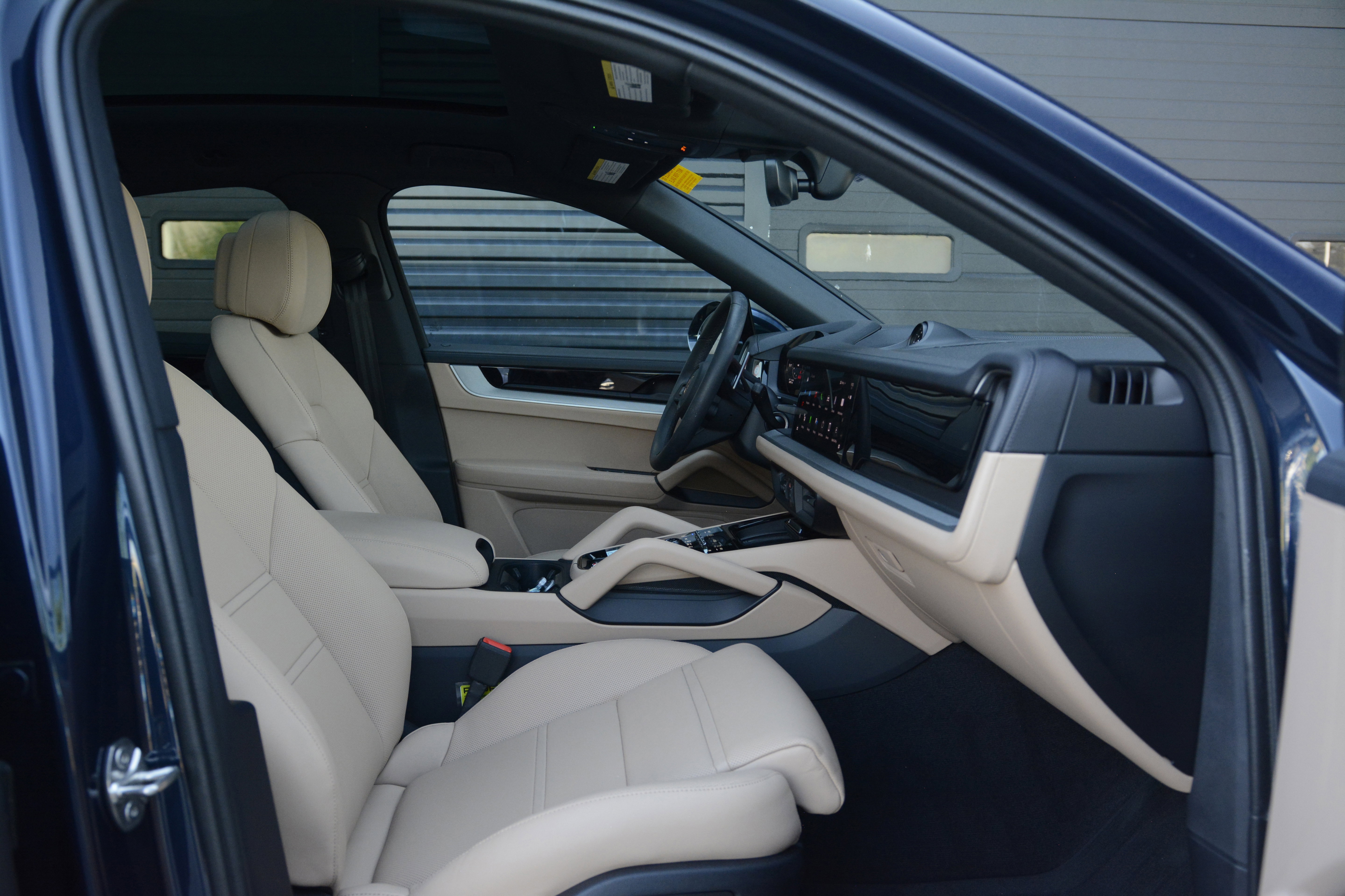 Certified 2025 Porsche Cayenne E-Hybrid Coupe AWD/4WD image 25