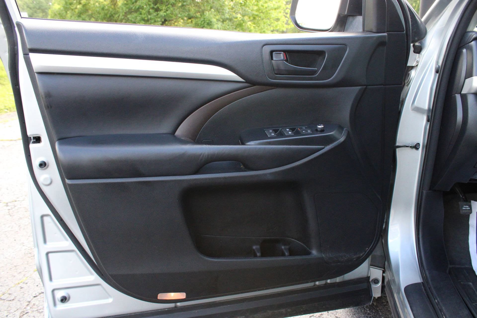 Used 2018 Toyota Highlander Plus w/ Carpet Mat Package (TMS) AWD/4WD image 12