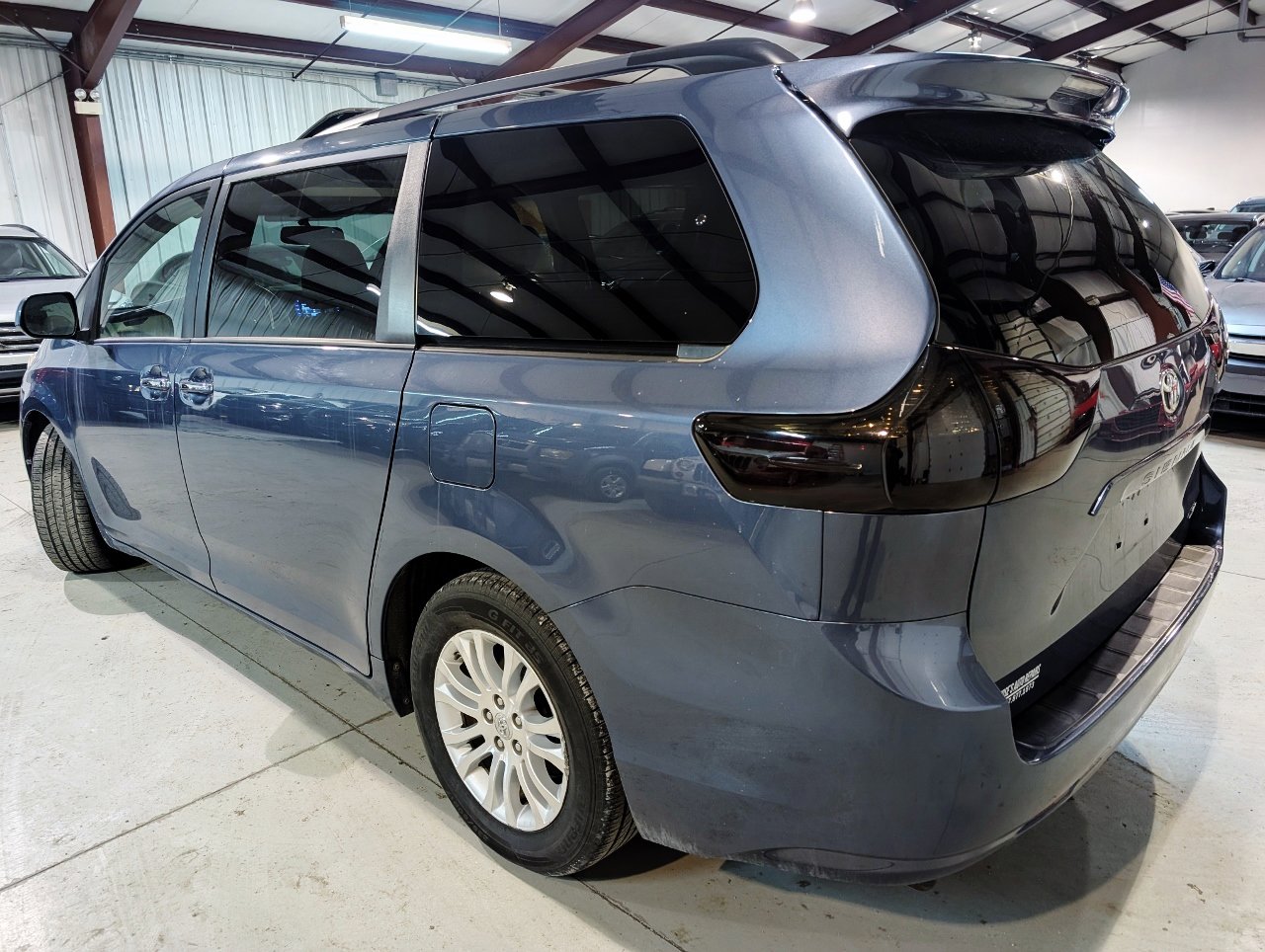 Used 2017 Toyota Sienna XLE image 5