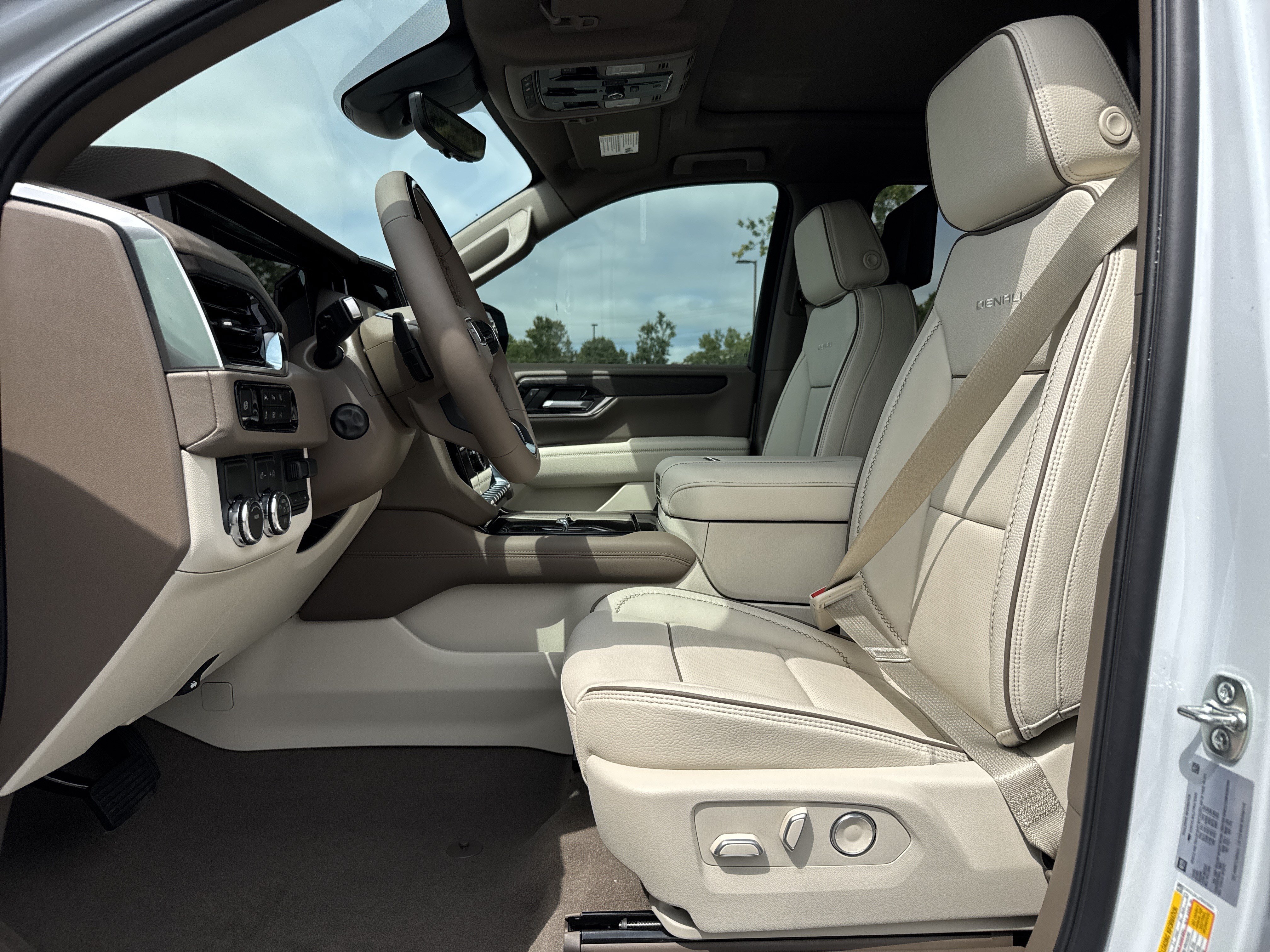 New 2026 GMC Yukon XL Denali w/ Denali Reserve Package RWD image 17