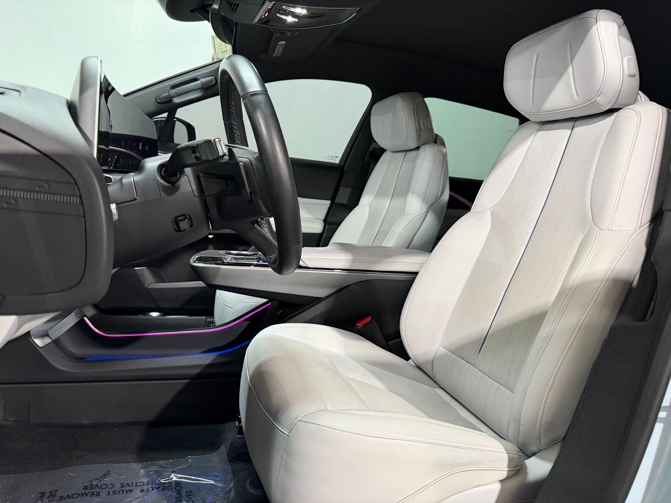 Certified 2024 Cadillac Lyriq Luxury AWD/4WD image 3