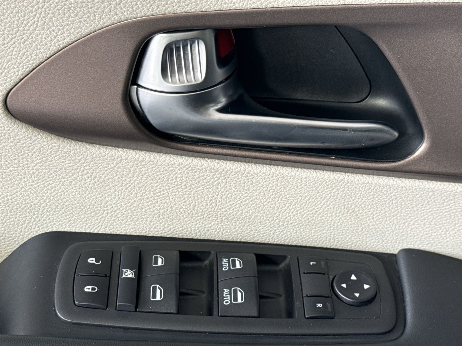 Used 2024 Chrysler Voyager LX FWD image 15