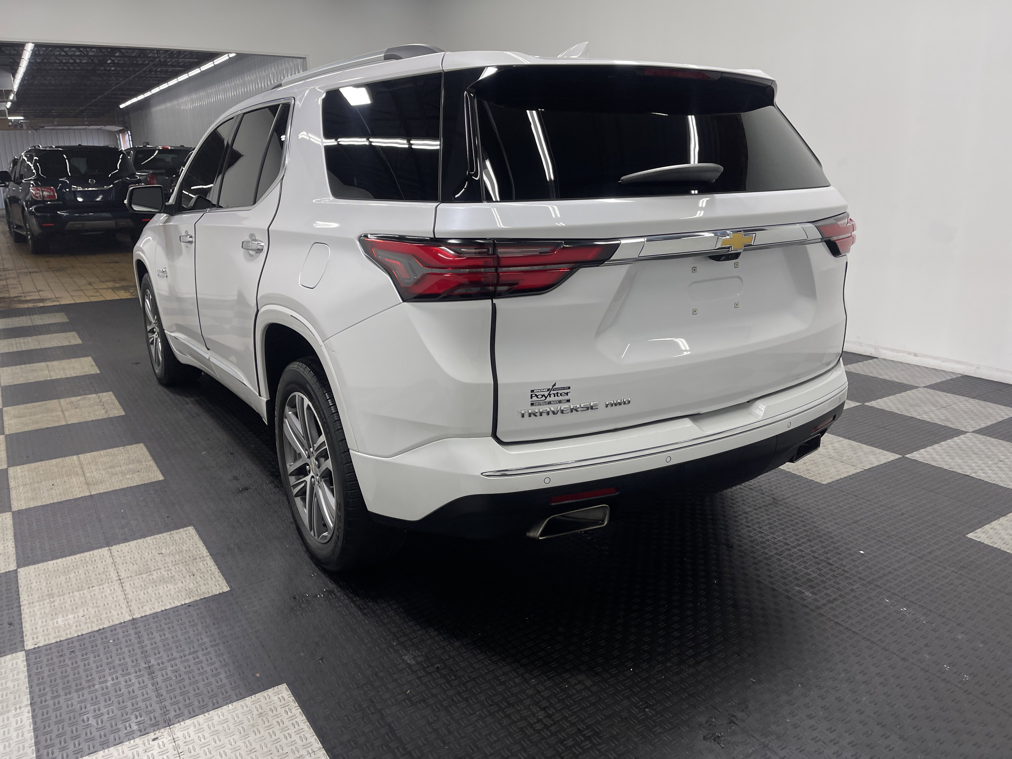 Used 2023 Chevrolet Traverse High Country image 2