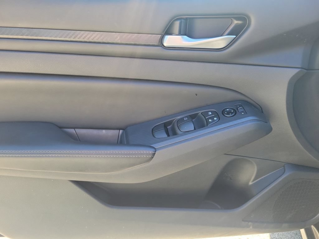 Used 2025 Nissan Altima 2.5 SV FWD image 18