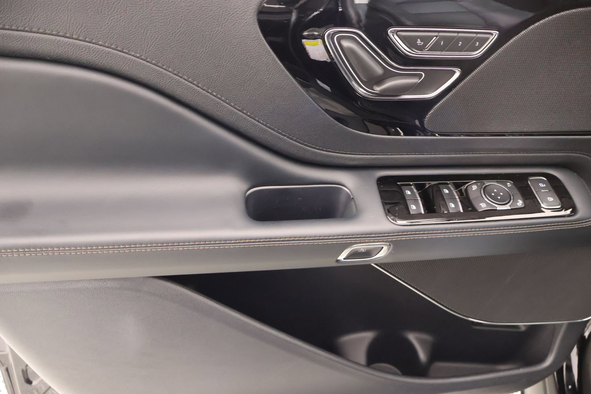 New 2026 Lincoln Aviator AWD image 16