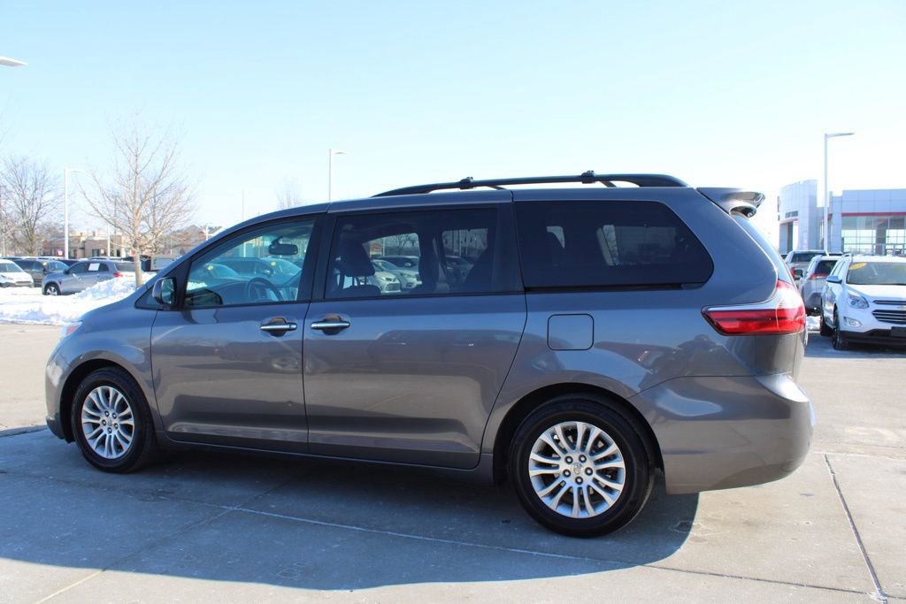 Used 2015 Toyota Sienna XLE image 4
