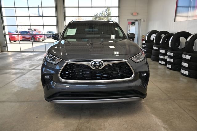 Used 2025 Toyota Highlander Platinum AWD/4WD image 2
