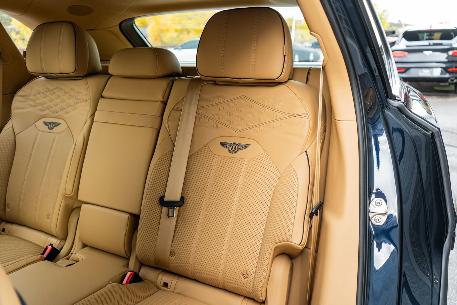 Used 2025 Bentley Bentayga image 33