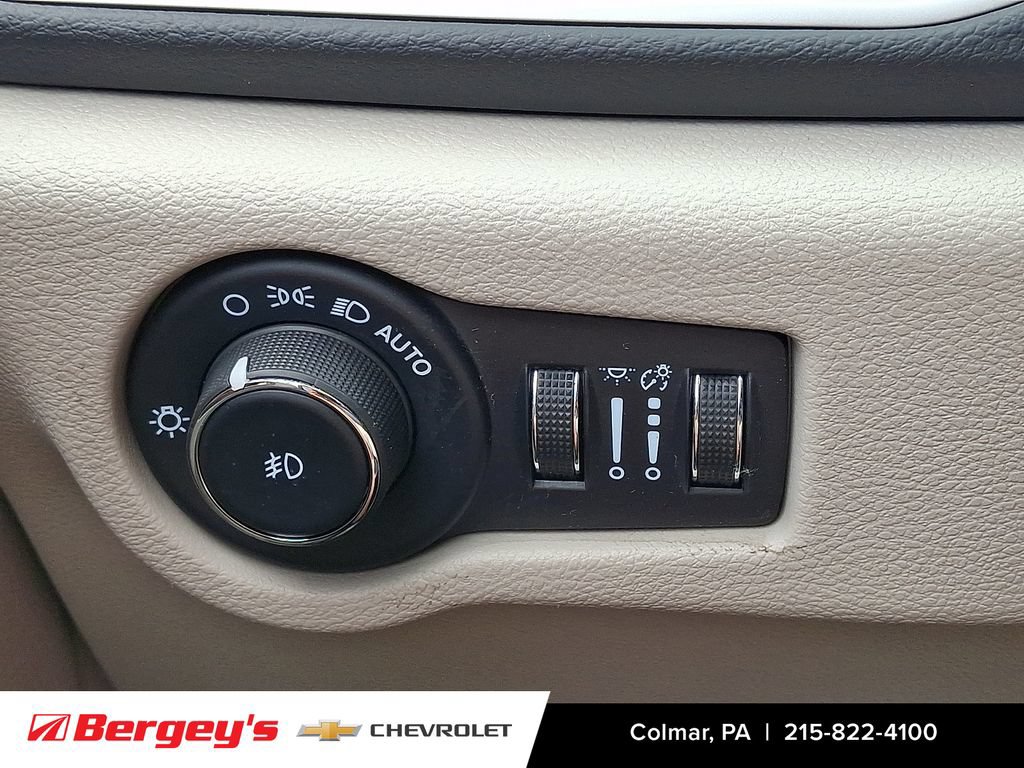 Used 2023 Chrysler Pacifica Touring-L FWD image 27