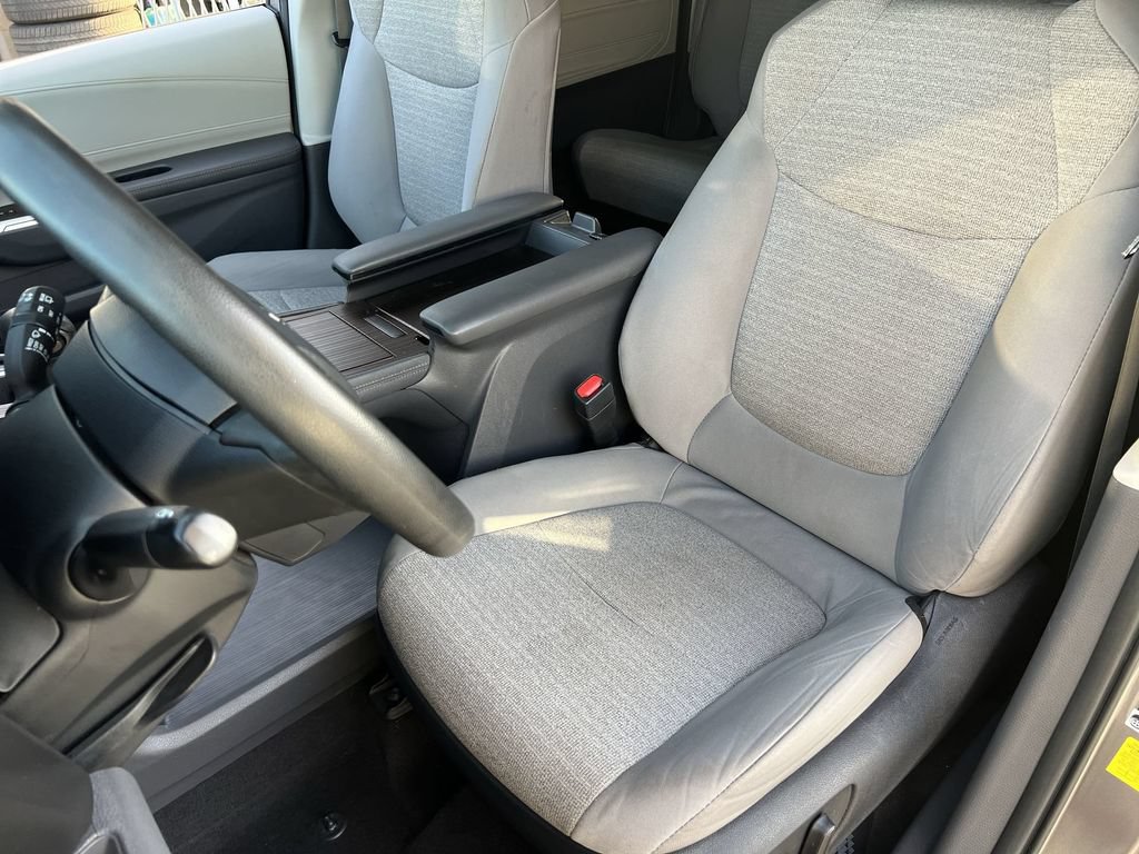 Used 2023 Toyota Sienna LE FWD image 19