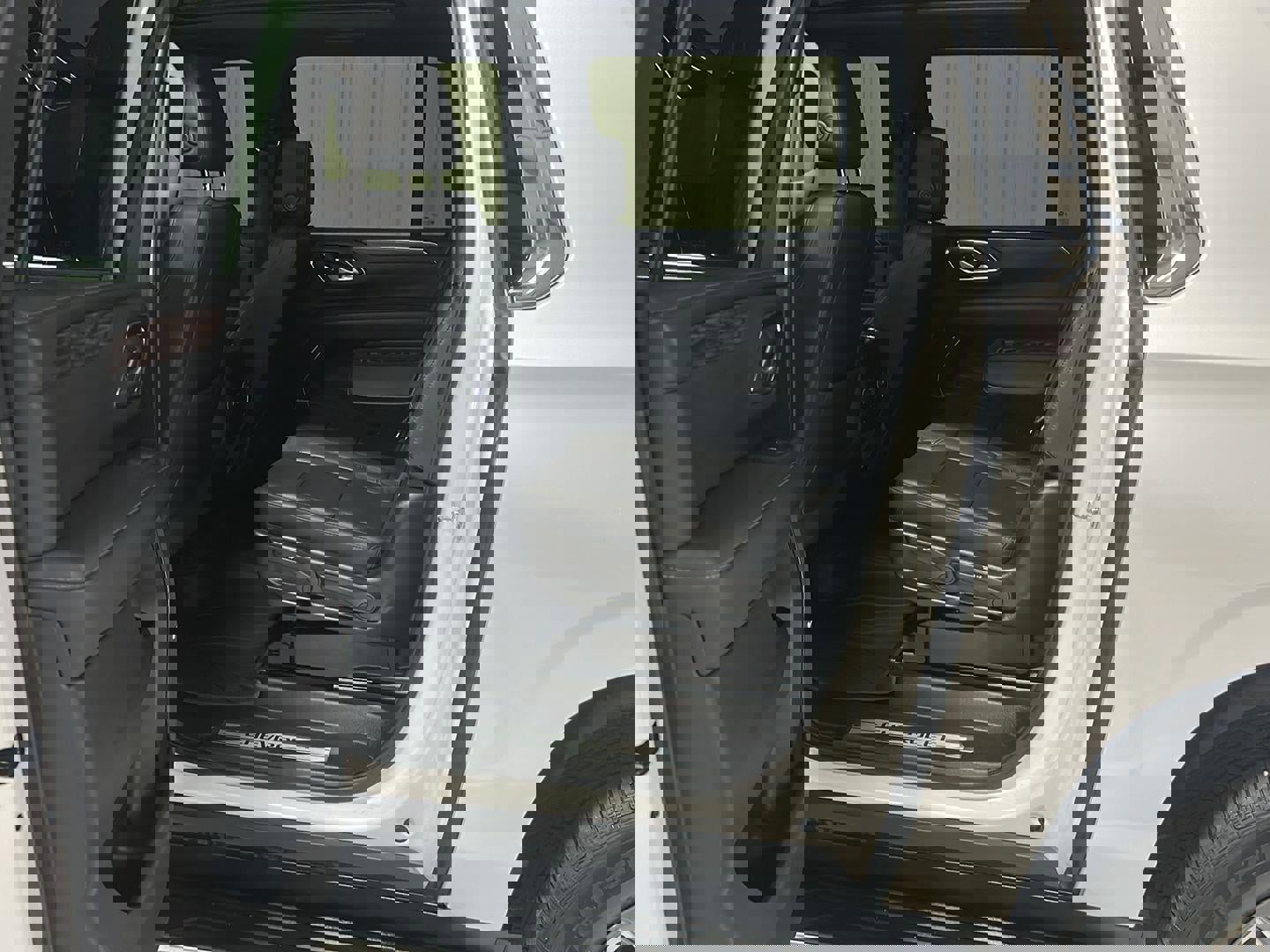 Used 2022 Chevrolet Suburban LT w/ Luxury Package image 9