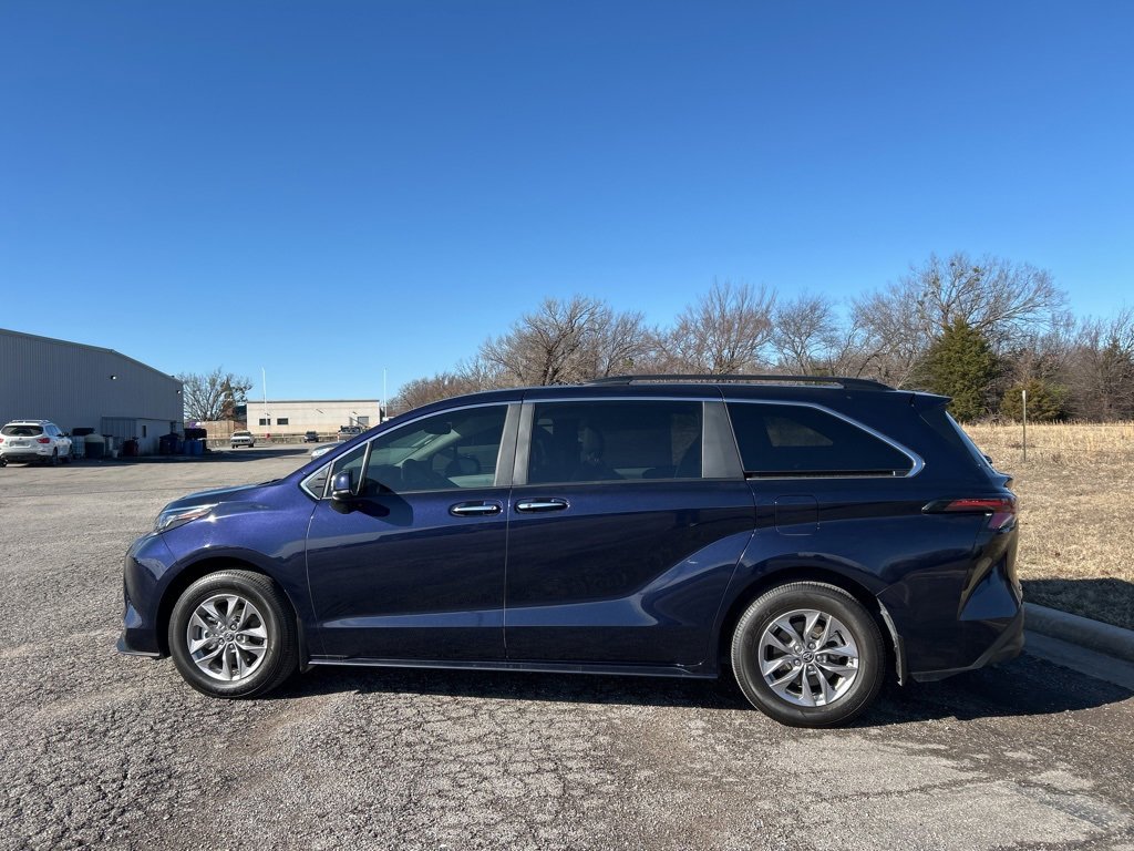 Used 2025 Toyota Sienna XLE image 9