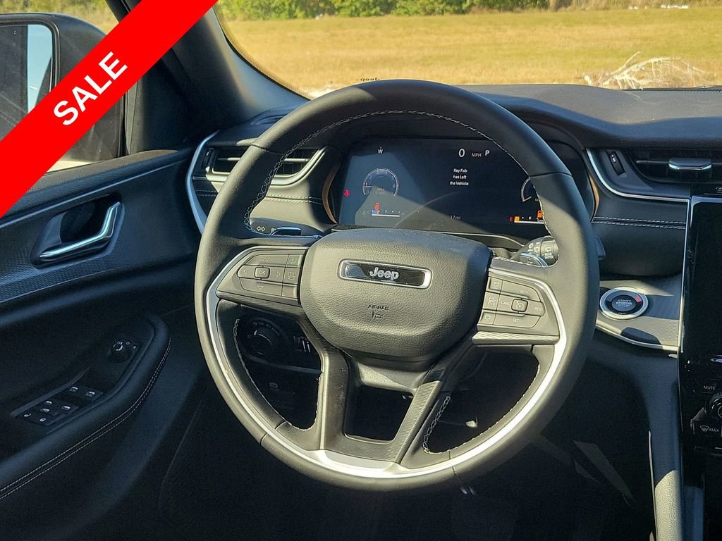 New 2025 Jeep Grand Cherokee Laredo w/ Luxury Tech Group I image 25