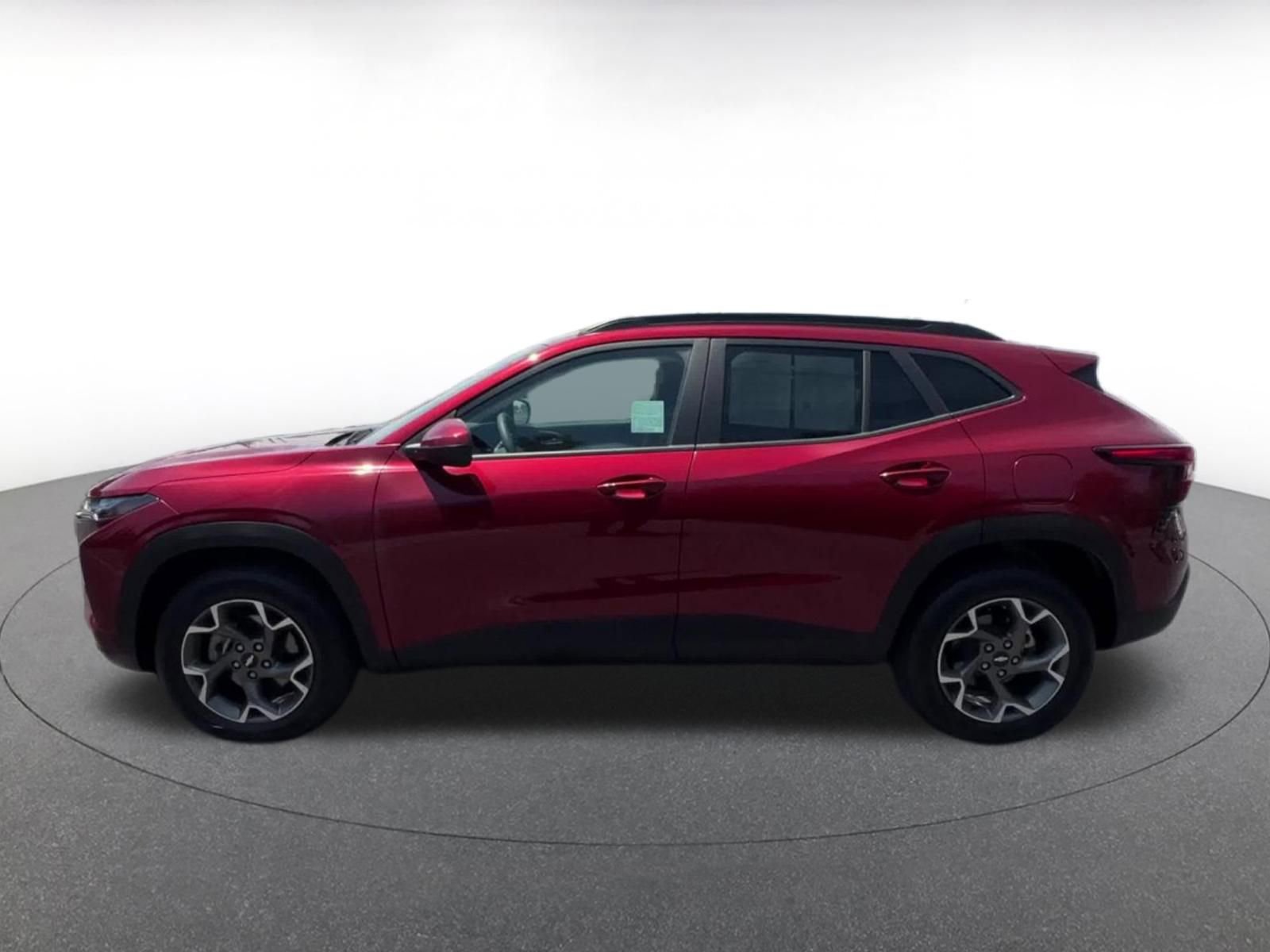 Used 2025 Chevrolet Trax LT FWD image 9