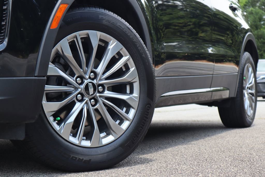 Used 2025 Cadillac XT4 Premium Luxury FWD image 2