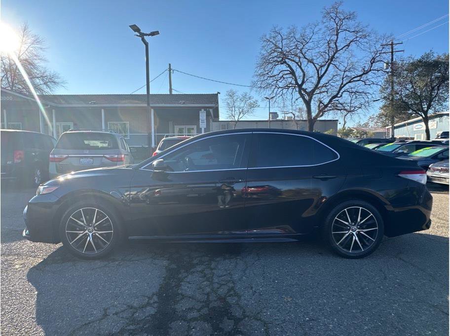 Used 2022 Toyota Camry SE image 4