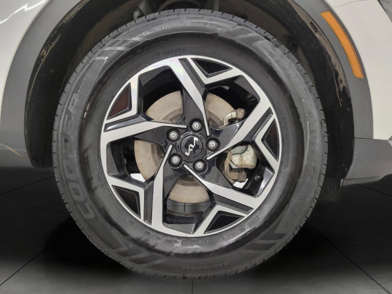 Used 2025 Kia Sportage LX image 3