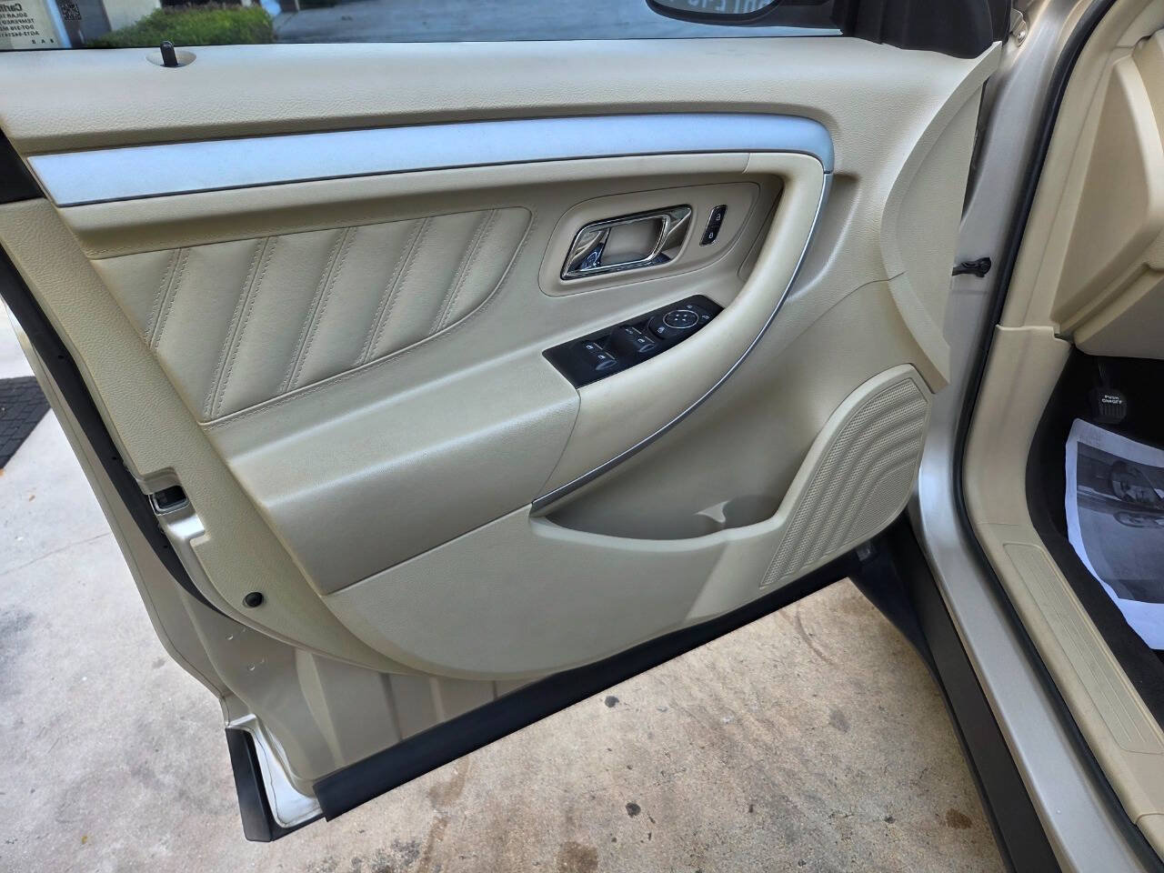 Used 2018 Ford Taurus SE FWD image 8