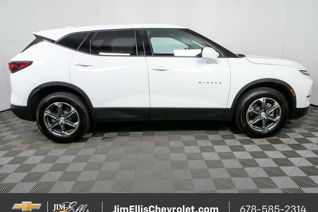Certified 2025 Chevrolet Blazer LT FWD image 2