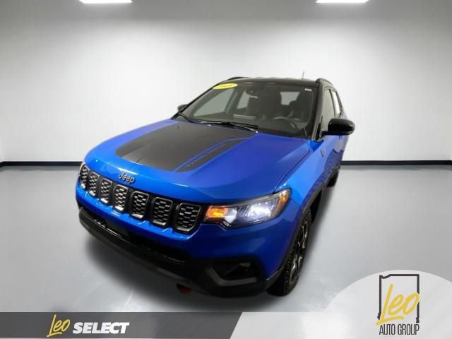 Used 2025 Jeep Compass Trailhawk image 4