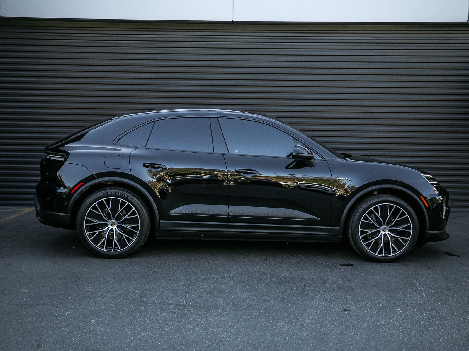 Certified 2025 Porsche Macan Electric RWD image 8