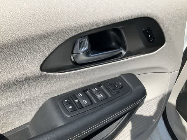 Used 2023 Chrysler Pacifica Touring-L FWD image 13