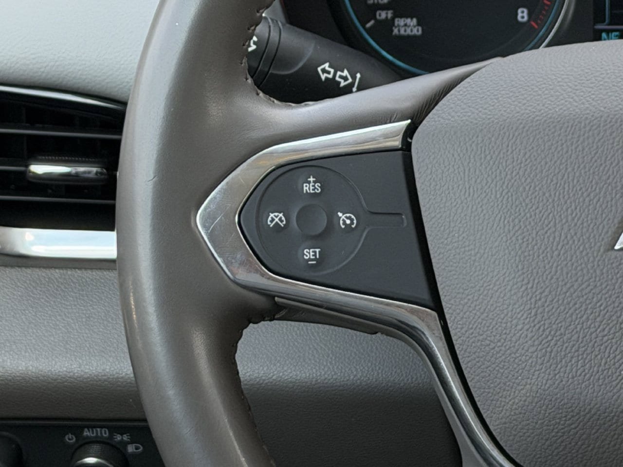 Used 2019 Chevrolet Traverse LT FWD image 13