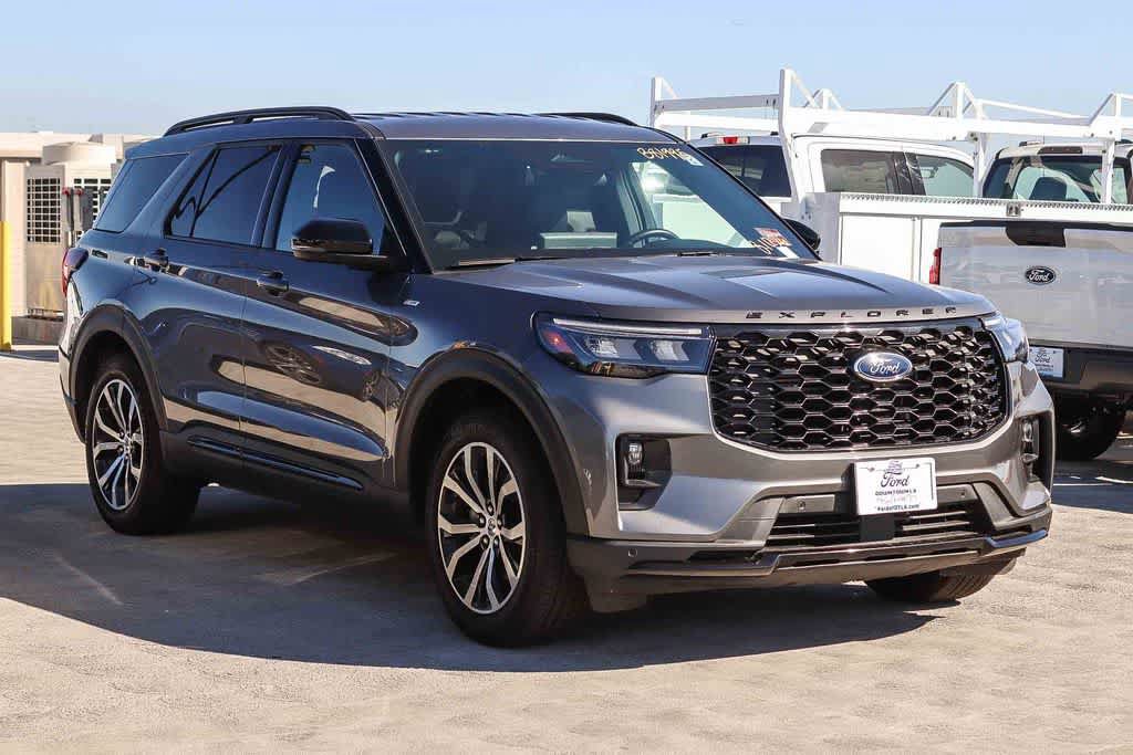 Certified 2025 Ford Explorer ST-Line RWD image 3