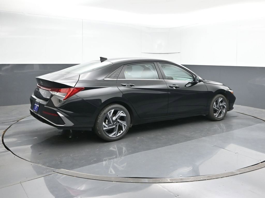 Used 2025 Hyundai Elantra Limited image 5