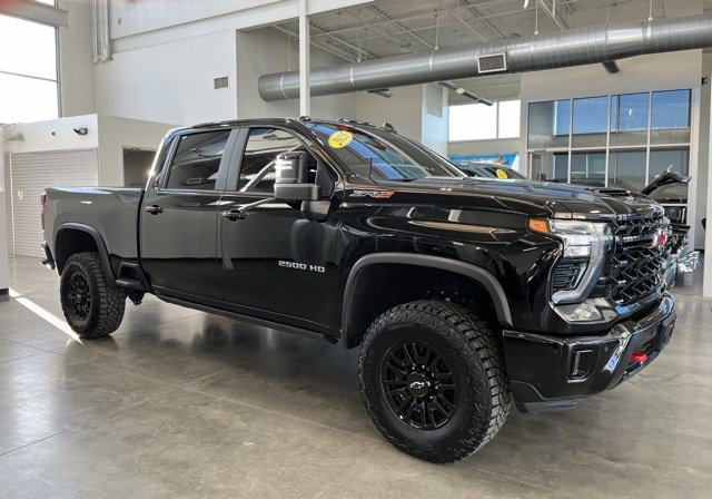 Used 2025 Chevrolet Silverado 2500 ZR2 w/ Technology Package image 2