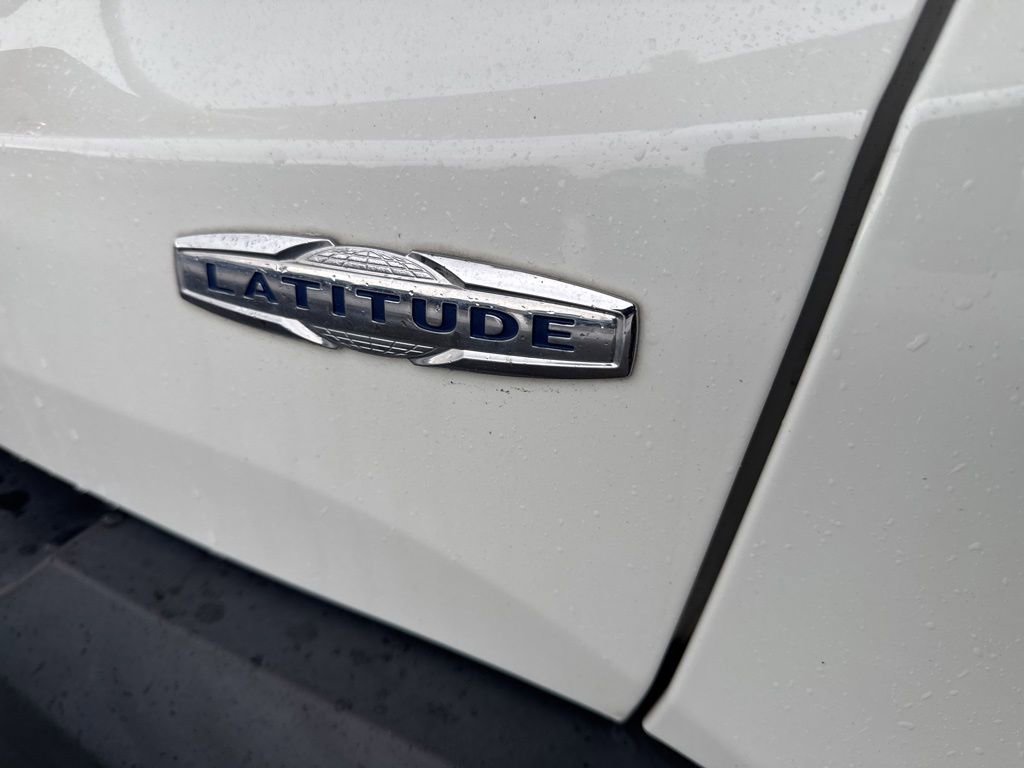 Used 2016 Jeep Renegade Latitude FWD image 12