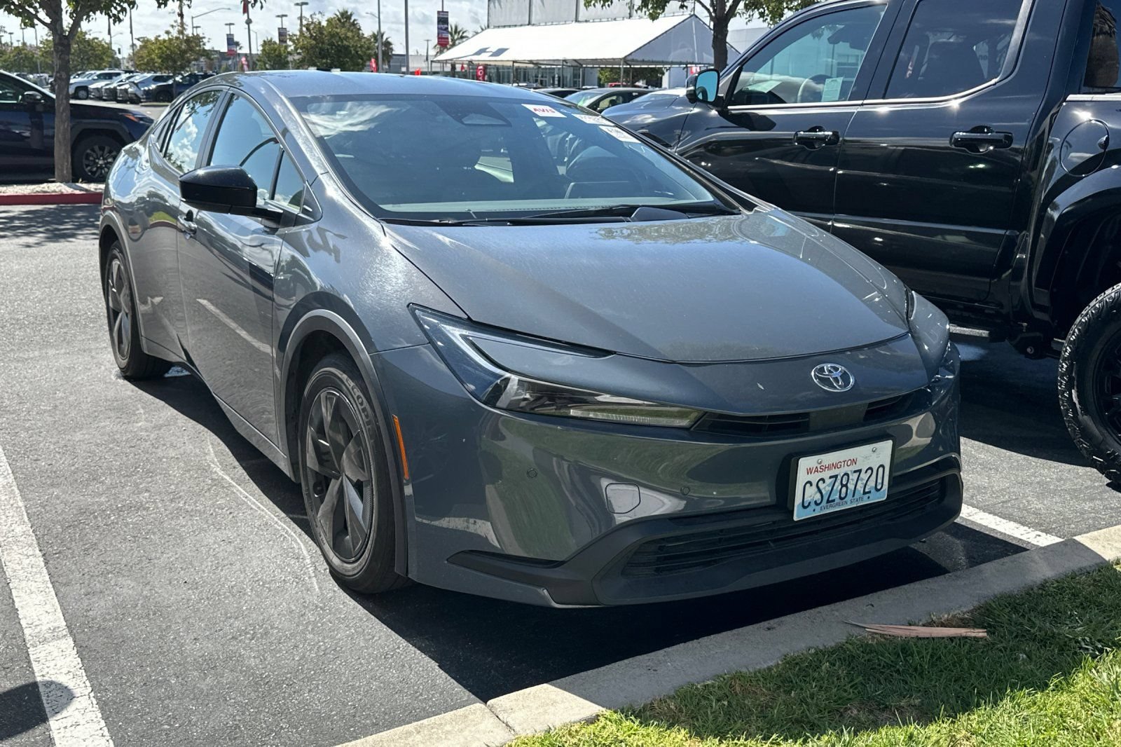 Used 2025 Toyota Prius LE FWD image 2