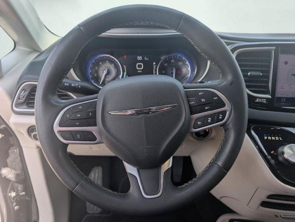Used 2023 Chrysler Pacifica Touring-L FWD image 19