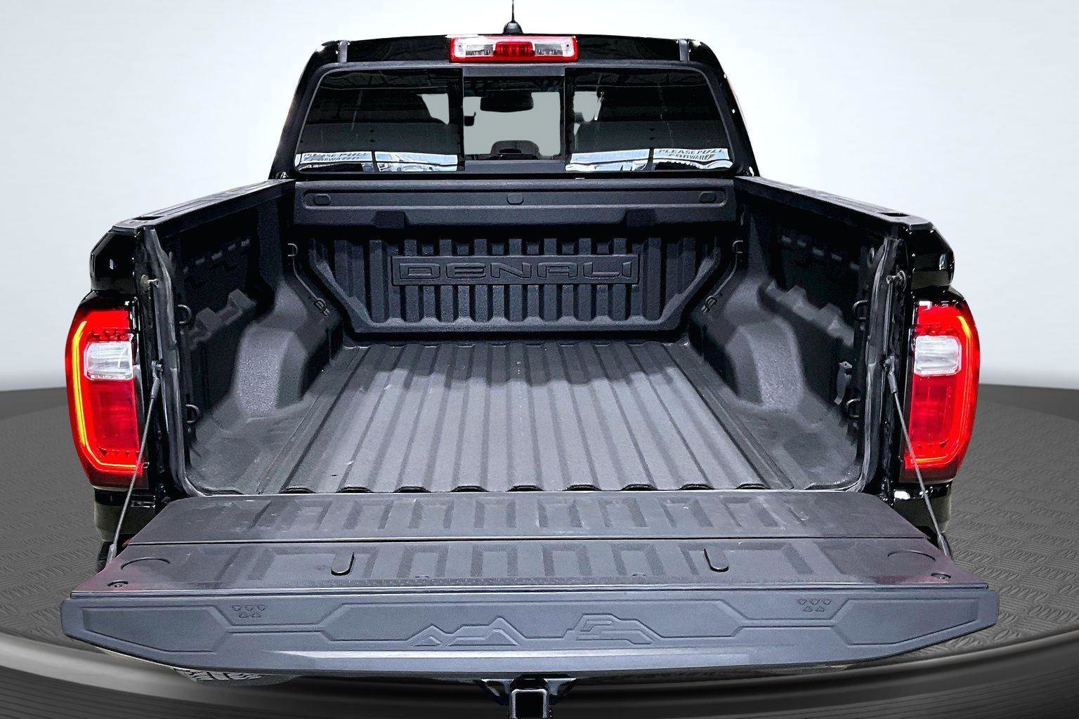 Used 2023 GMC Canyon Denali image 5