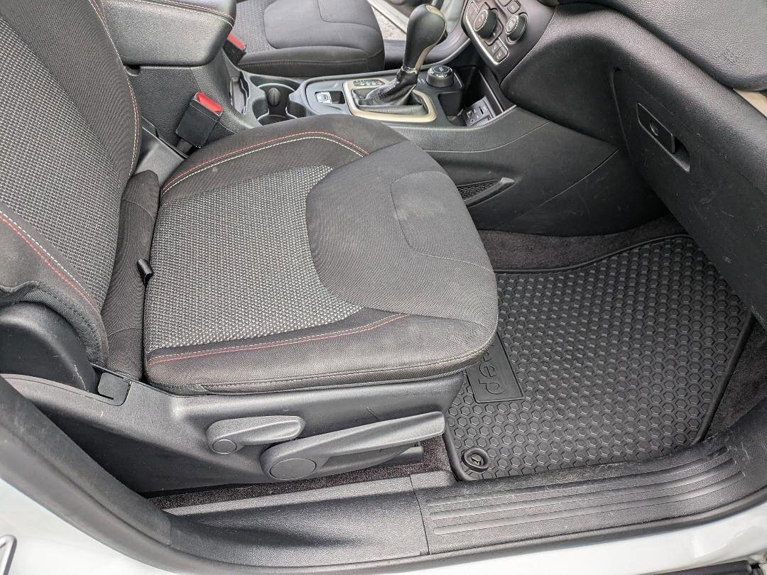 Used 2016 Jeep Cherokee 75th Anniversary image 12