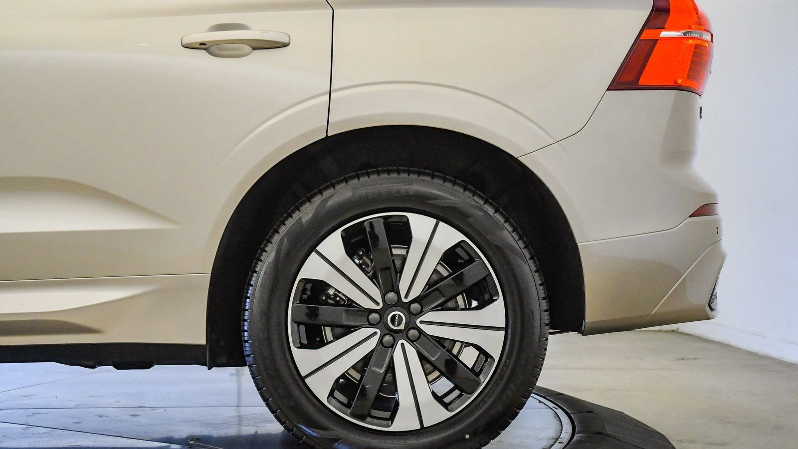 Certified 2025 Volvo XC60 T8 Core w/ Protection Package Premier image 11