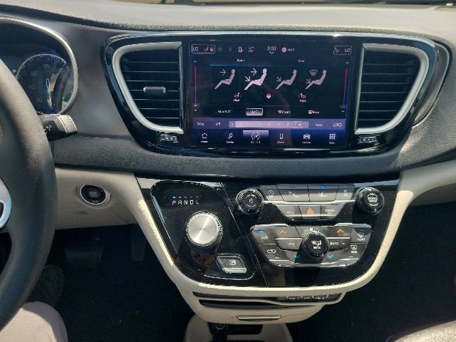 Used 2023 Chrysler Pacifica Touring-L FWD image 10