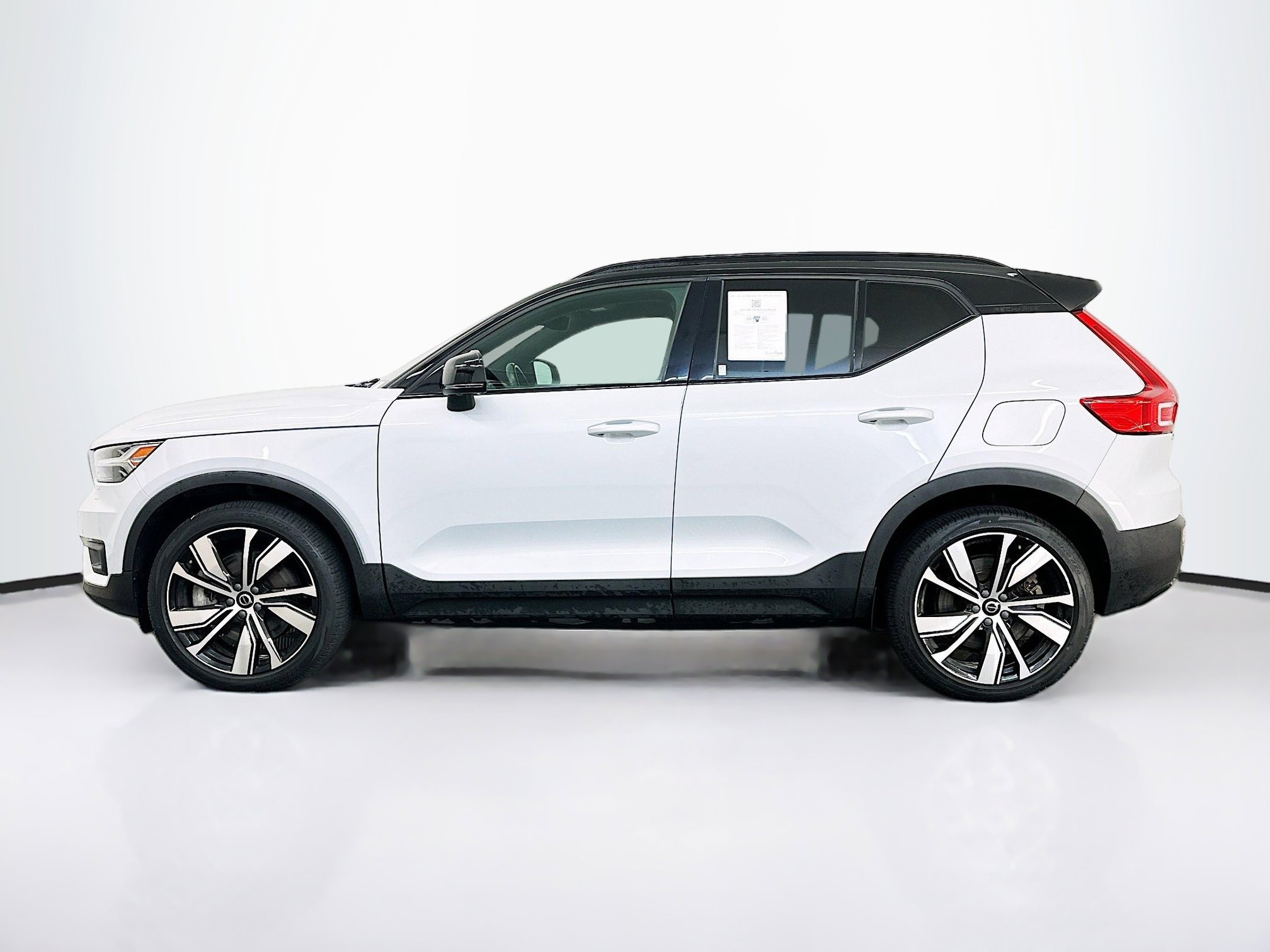Used 2021 Volvo XC40 P8 Recharge image 4