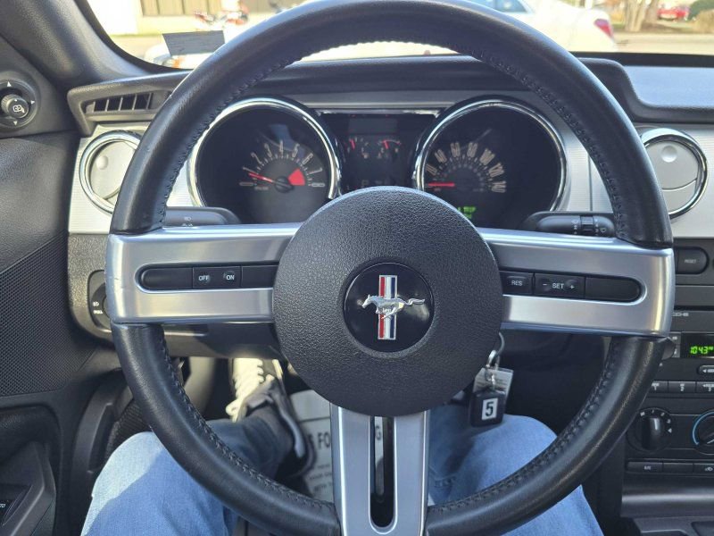 Used 2005 Ford Mustang GT Premium image 18