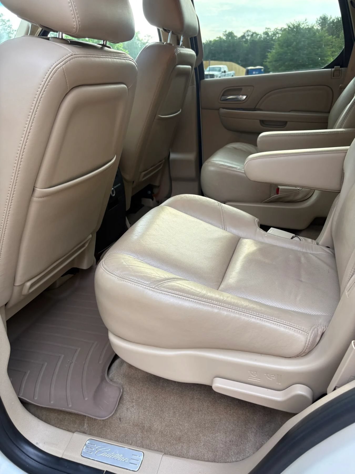 Used 2011 Cadillac Escalade Premium AWD/4WD image 19