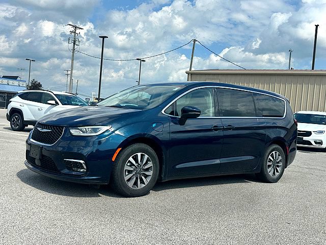 Used 2023 Chrysler Pacifica Touring-L FWD image 1