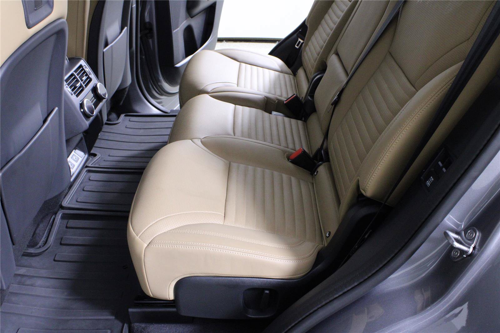 Used 2025 Land Rover Discovery Dynamic SE AWD/4WD image 11