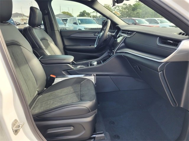 Used 2025 Jeep Grand Cherokee Altitude image 16