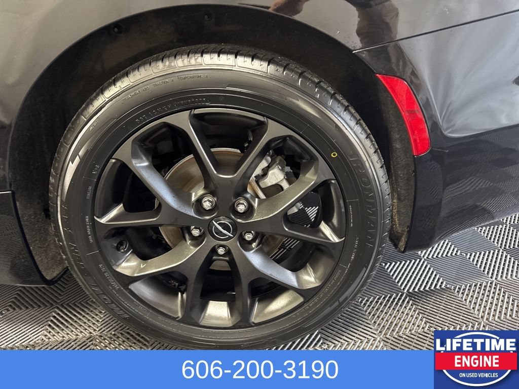 Used 2025 Chrysler Pacifica Limited FWD image 11