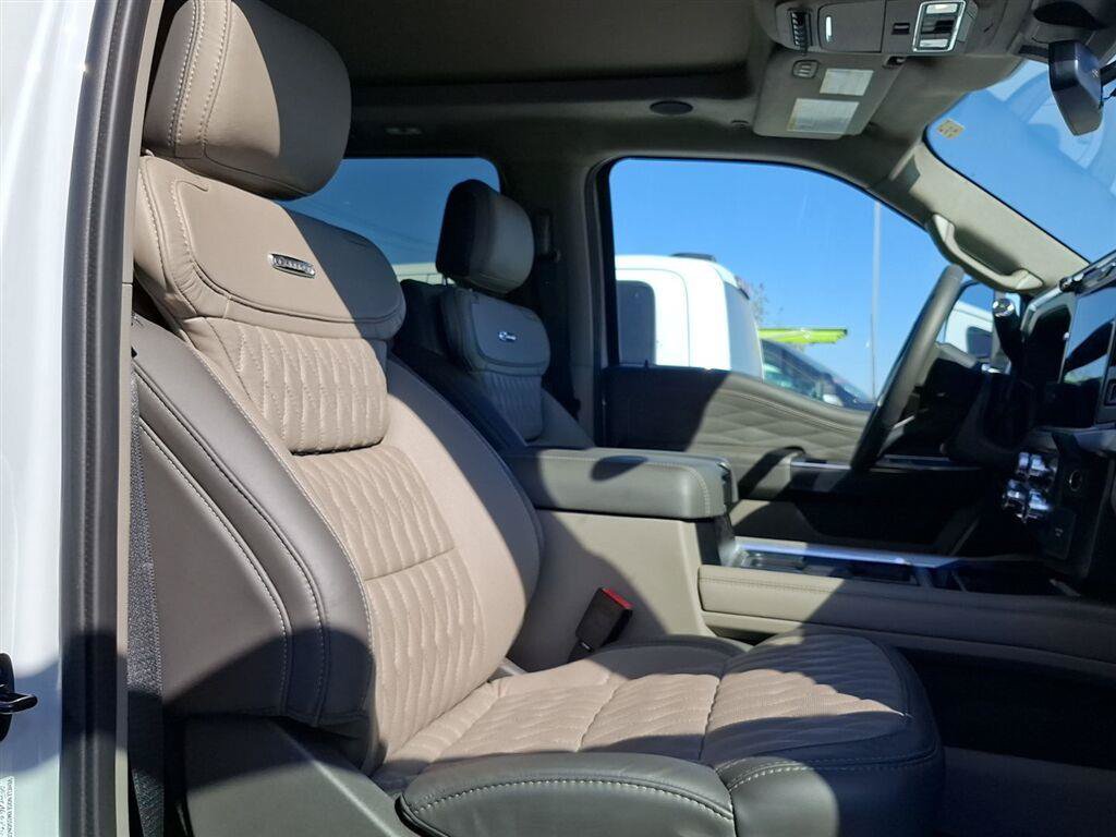 Used 2025 Ford F450 Platinum w/ Platinum Plus Package AWD/4WD image 9