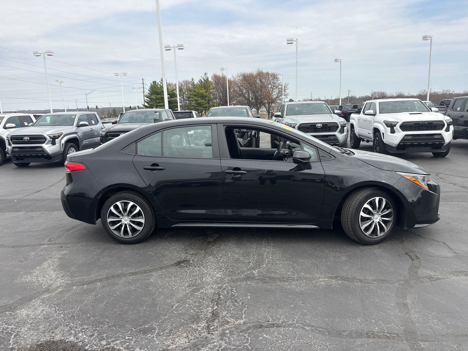 Used 2023 Toyota Corolla LE FWD image 9