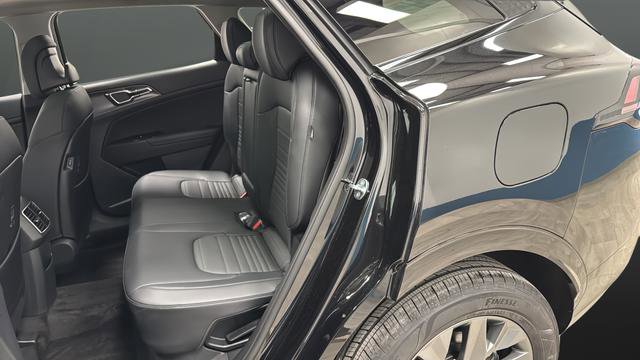 Used 2025 Kia Sportage SX Prestige image 24